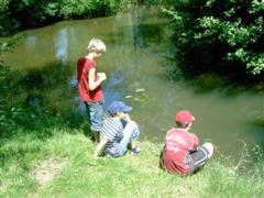 Die Kids am Wasser.
