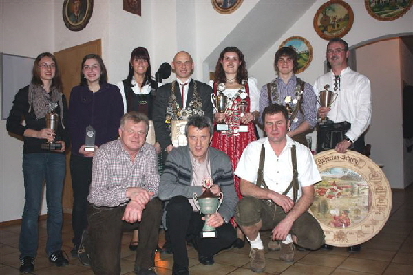 stehend v.L.: Schabert Laura, Schabert Evi, Ganzenmller Sonja, Gerstmeier Thomas, Gerstmeier Kerstin, Hnlein Christoph, Gerstmeier Konrad jun.  - sitzend v.L. Hnlein Dieter, Eberhardt Karl-Heinz, Eger Gnter