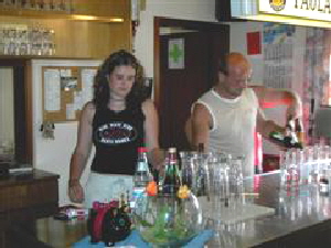 Kerstin und Siggi an der Theke.