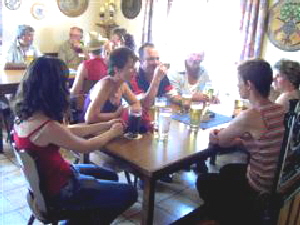 Alle warten auf die Brotzeit.