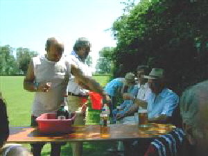 Siggi beim Schnaps ausschenken.